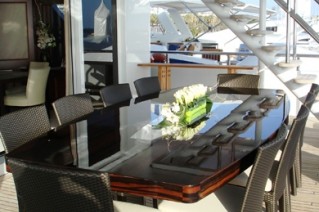 LITTLE VIOLET - Aft Deck Dining